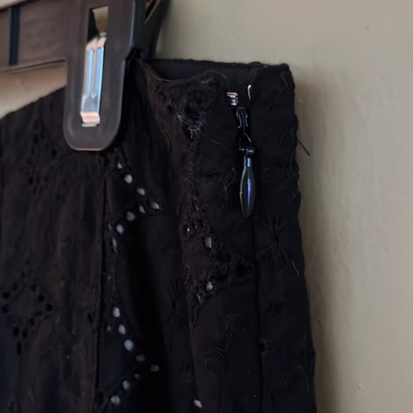 Banana Republic Factory | Eyelet pleated skirt | Black | Size 6 - Picture 4 of 6